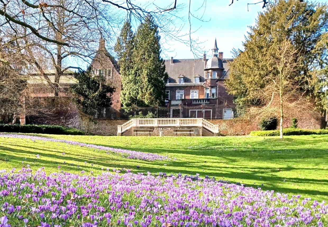 Schloss Elbroich mit blühendem Garten