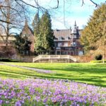 Schloss Elbroich mit blühendem Garten