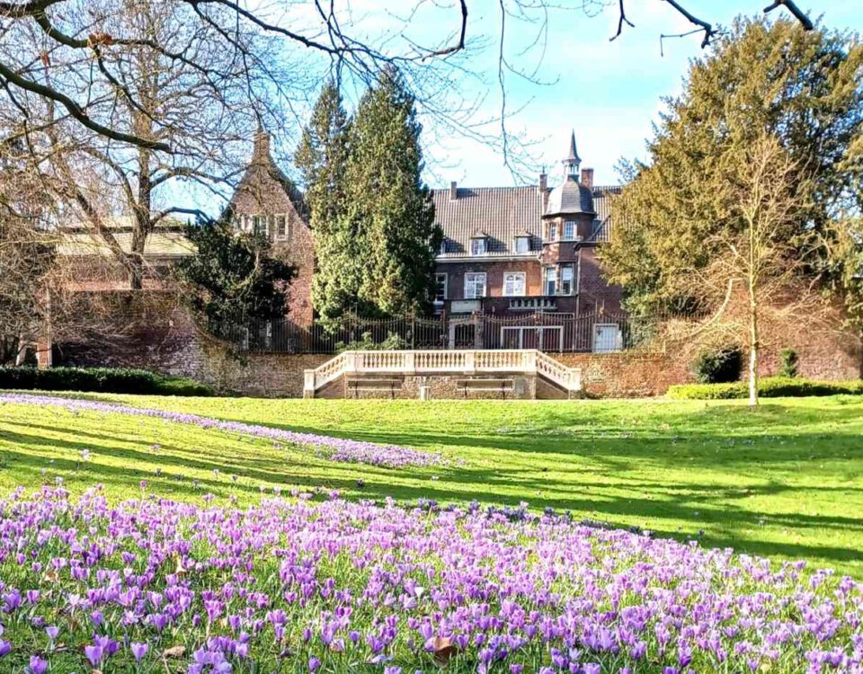 Schloss Elbroich mit blühendem Garten