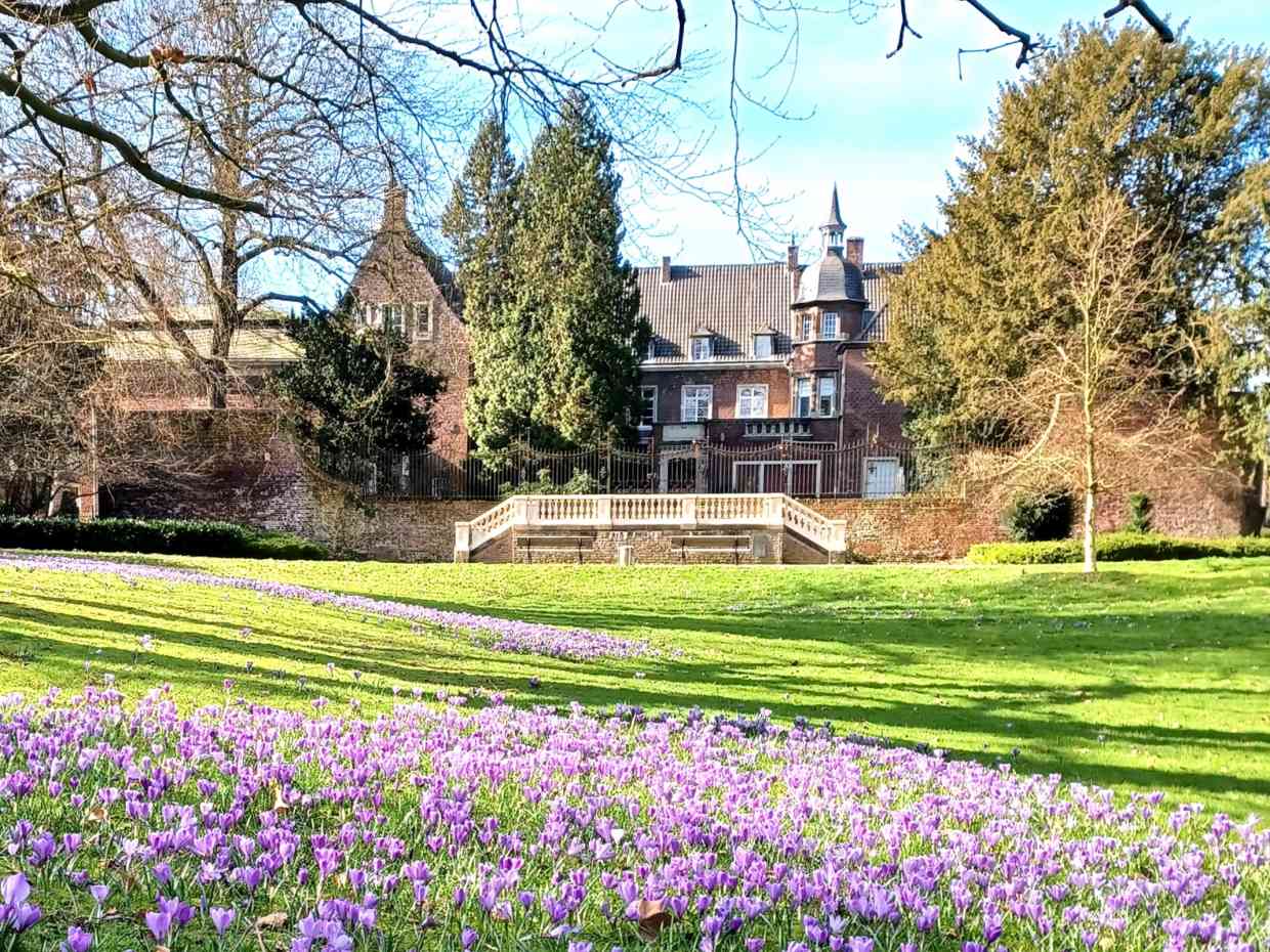 Schloss Elbroich mit blühendem Garten