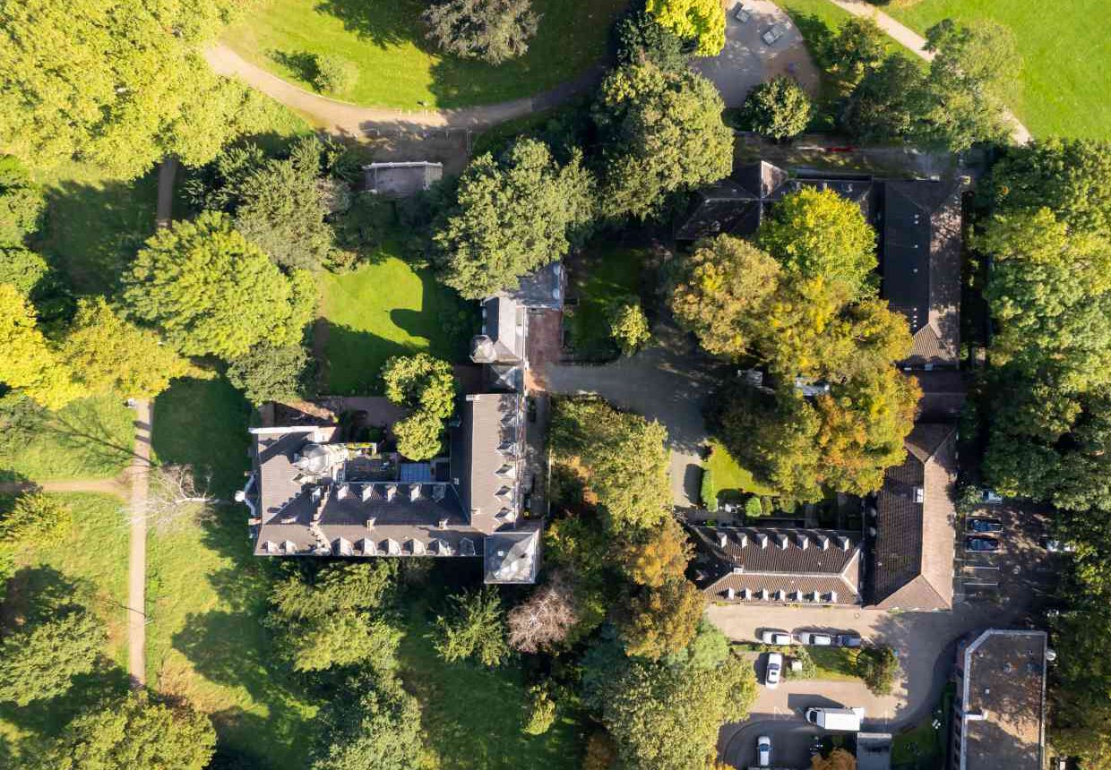 Schloss Elbroich mit advitam Schlossklinik von oben