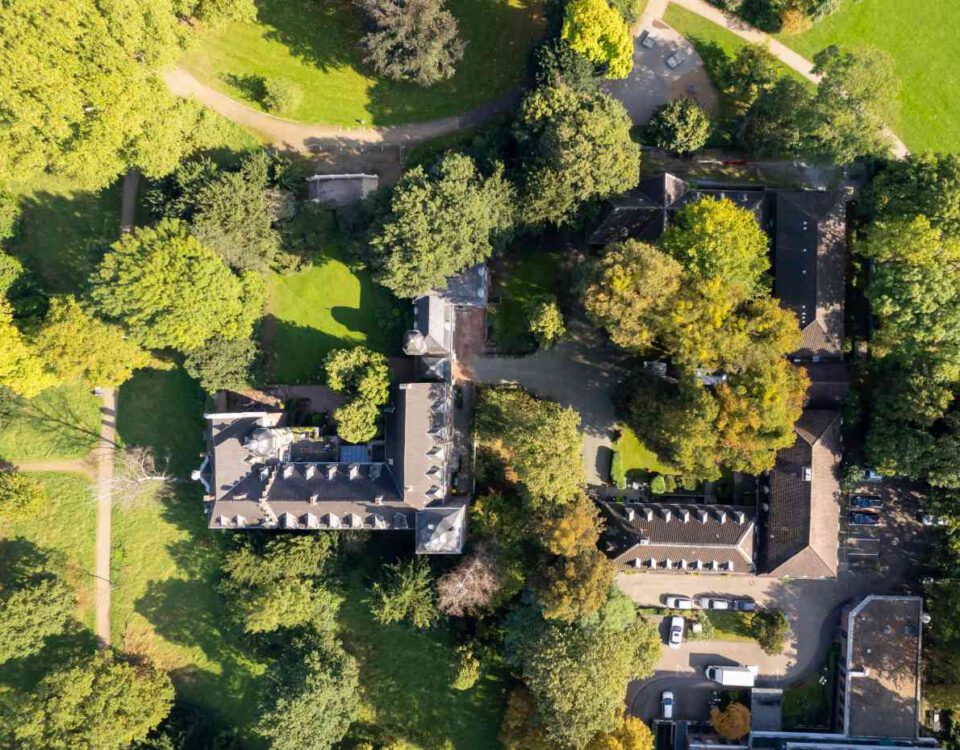 Schloss Elbroich mit advitam Schlossklinik von oben