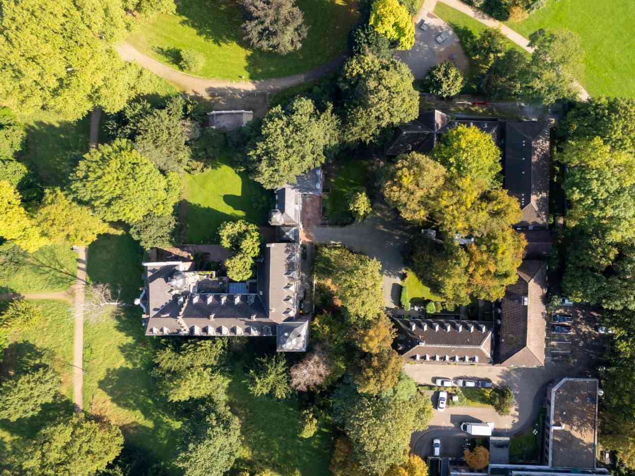 Schloss Elbroich mit advitam Schlossklinik von oben